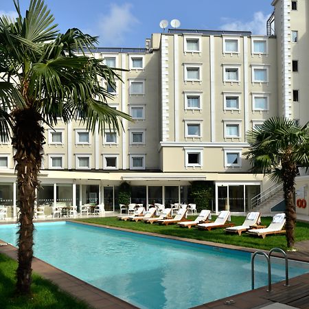 Holiday Inn Istanbul City By Ihg Kültér fotó The hotel's swimming pool