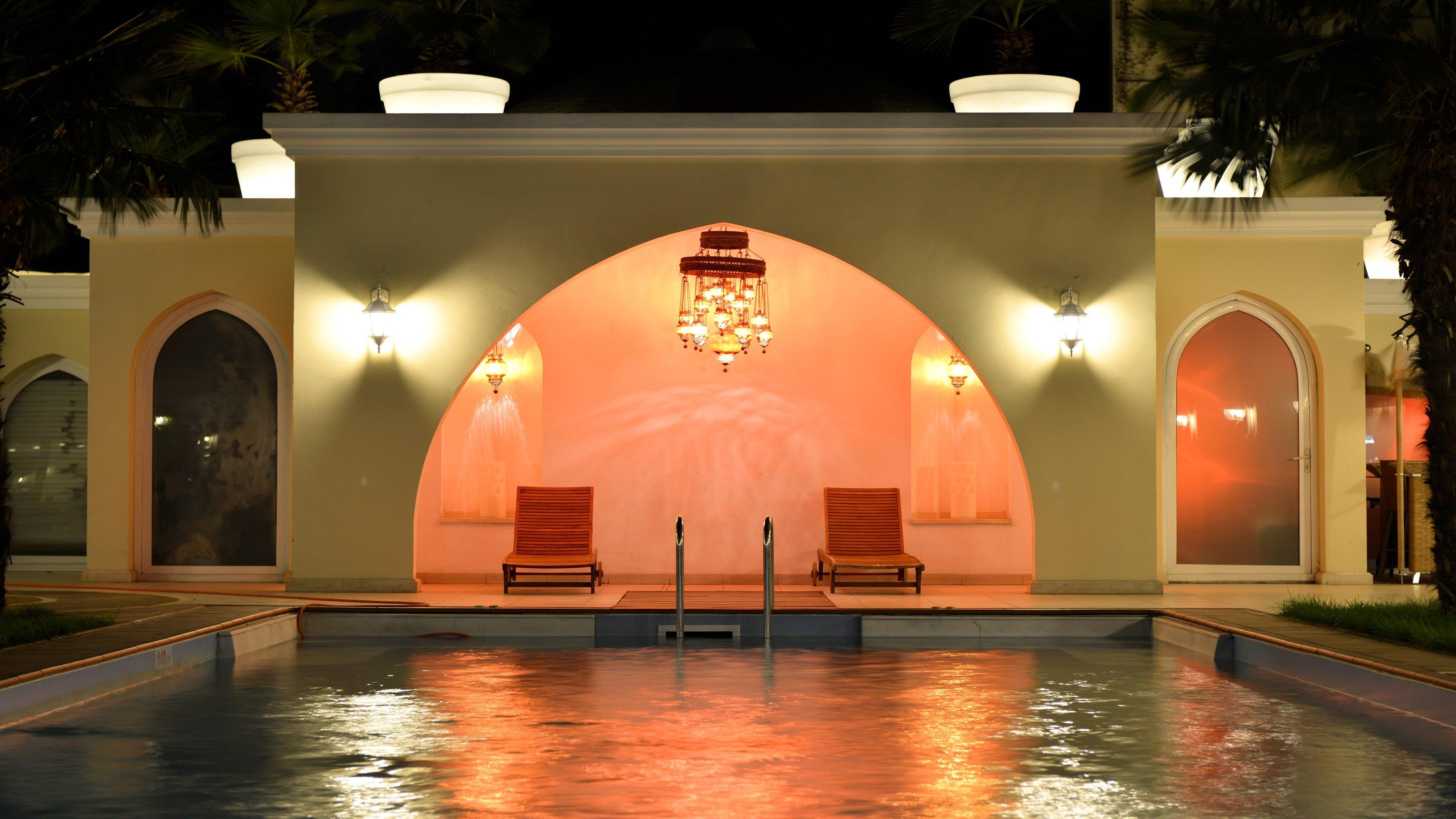 Holiday Inn Istanbul City By Ihg Kültér fotó The swimming pool at the hotel