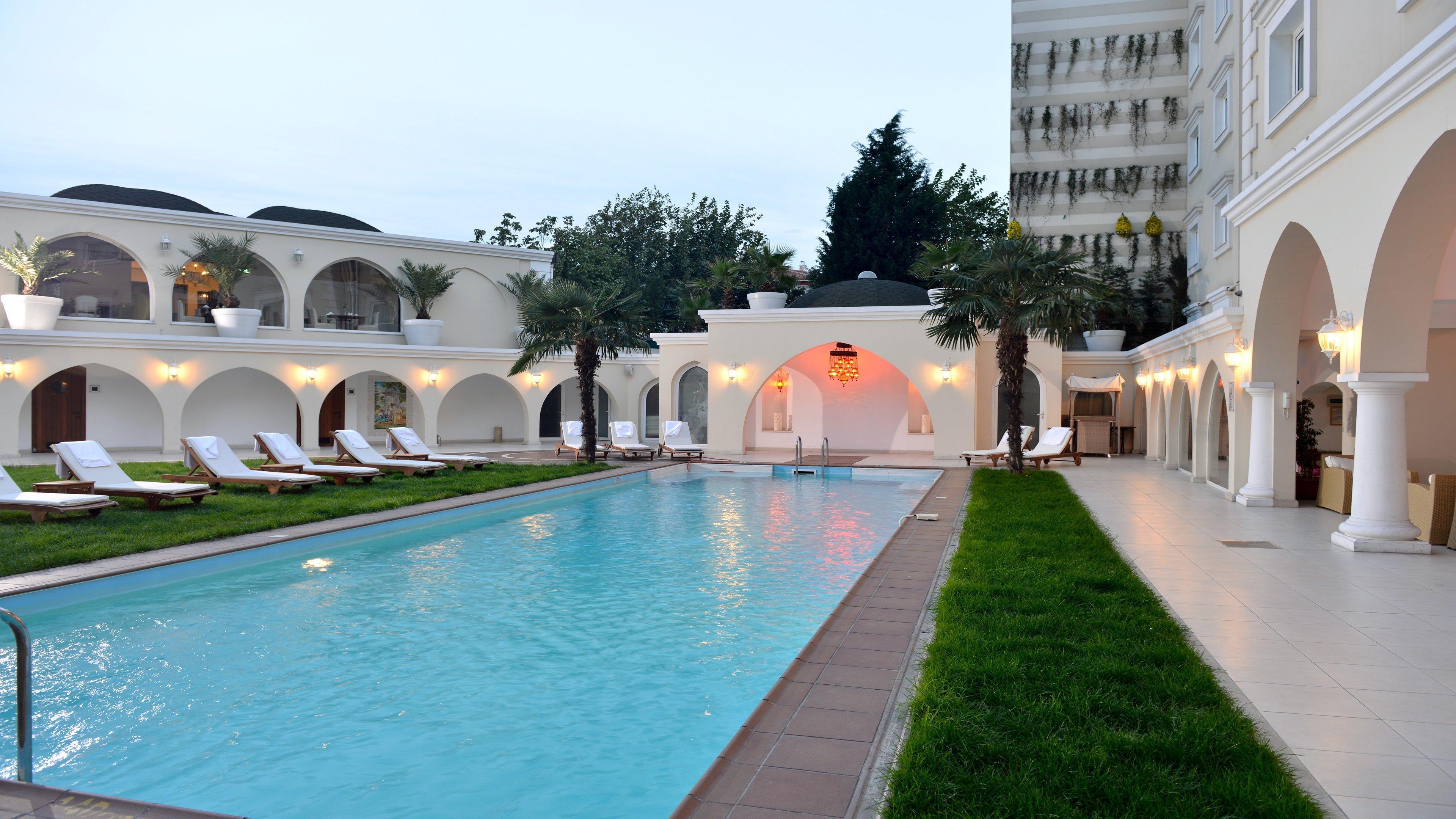 Holiday Inn Istanbul City By Ihg Kültér fotó The pool at the hotel