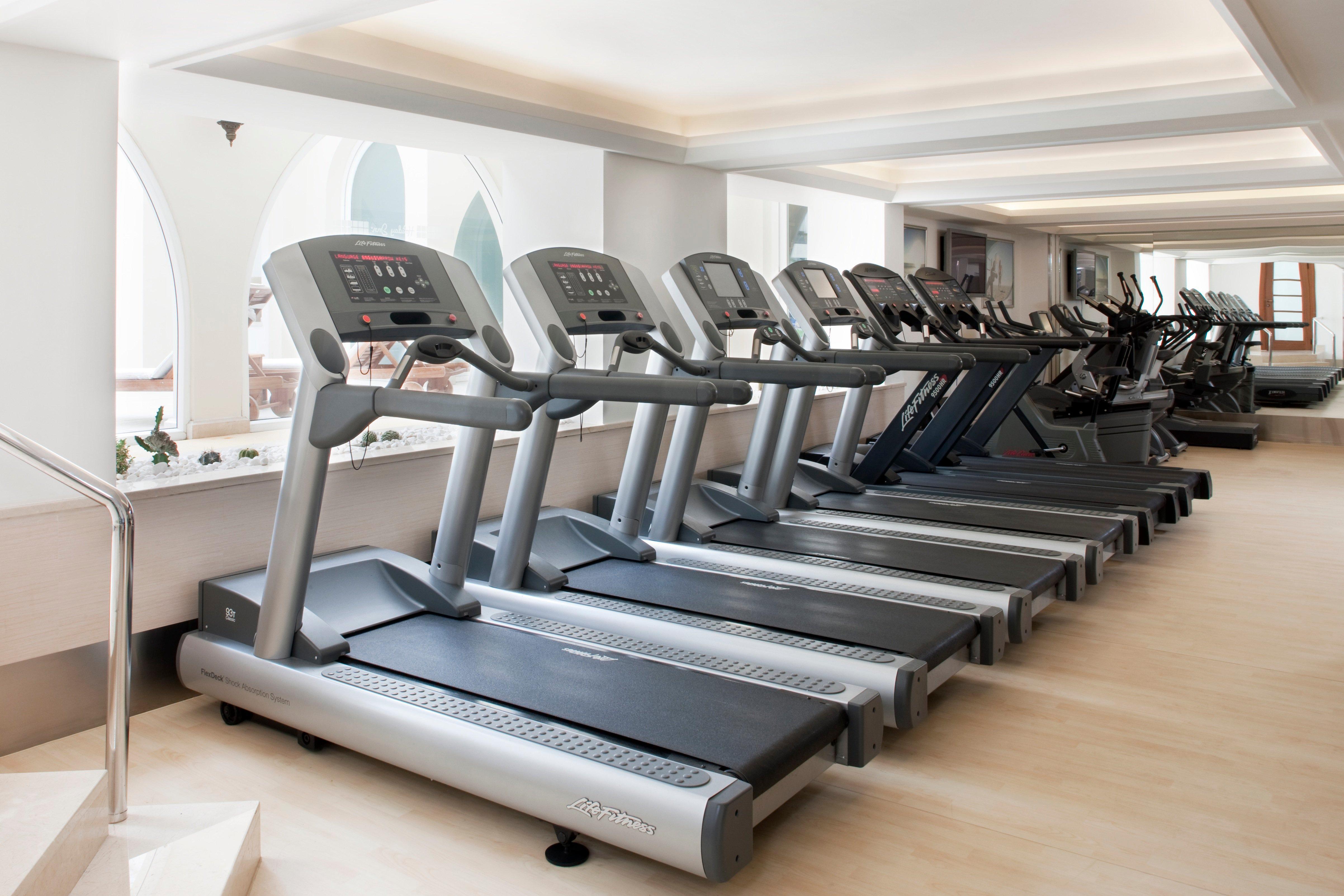 Holiday Inn Istanbul City By Ihg Kültér fotó Treadmills in a gym