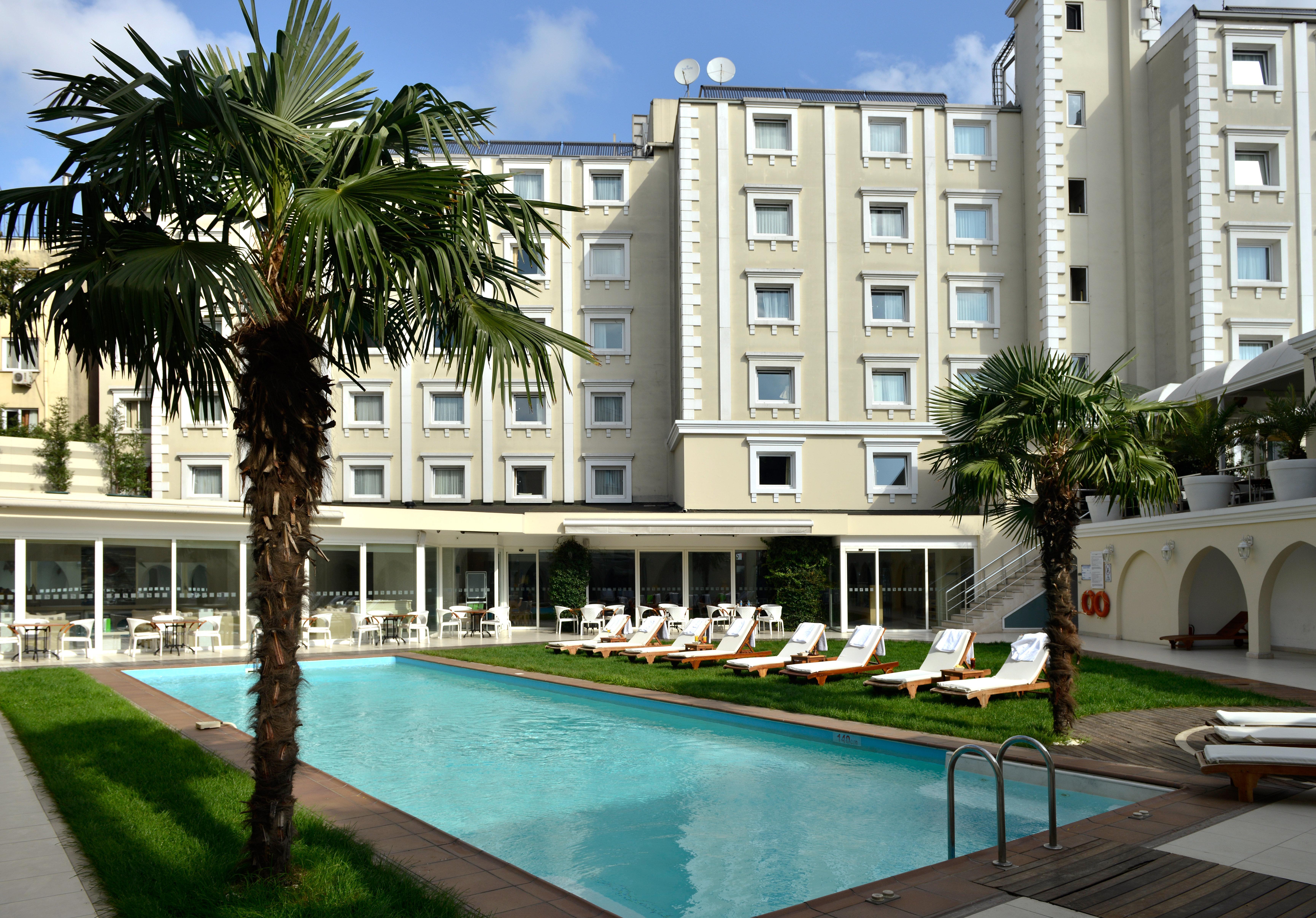 Holiday Inn Istanbul City By Ihg Kültér fotó The hotel's swimming pool
