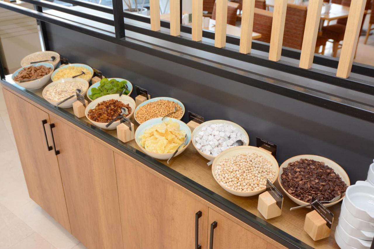 Holiday Inn Istanbul City By Ihg Kültér fotó A selection of cereals at a breakfast buffet