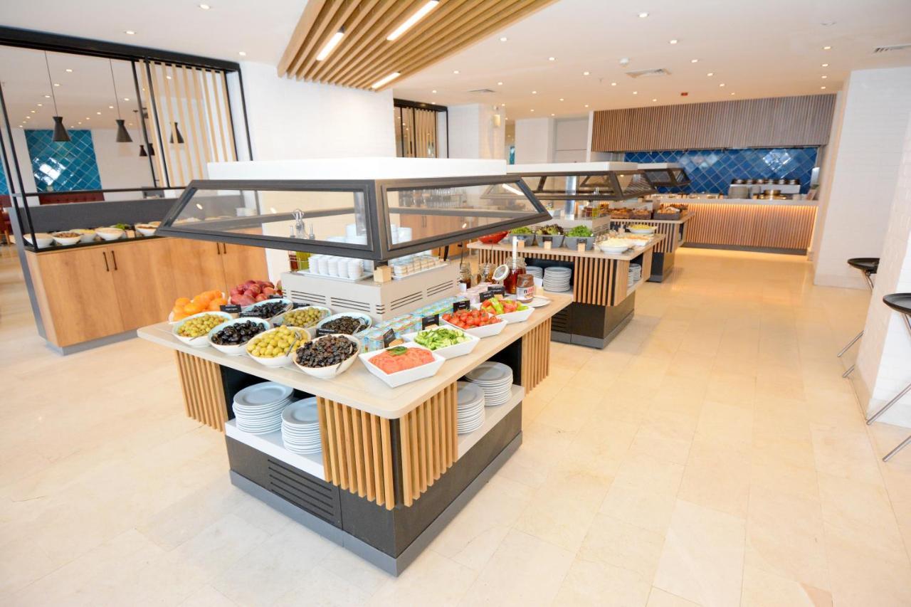 Holiday Inn Istanbul City By Ihg Kültér fotó The buffet at the lounge