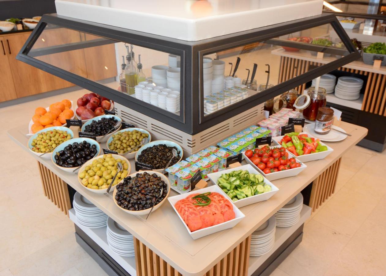 Holiday Inn Istanbul City By Ihg Kültér fotó A salad bar
