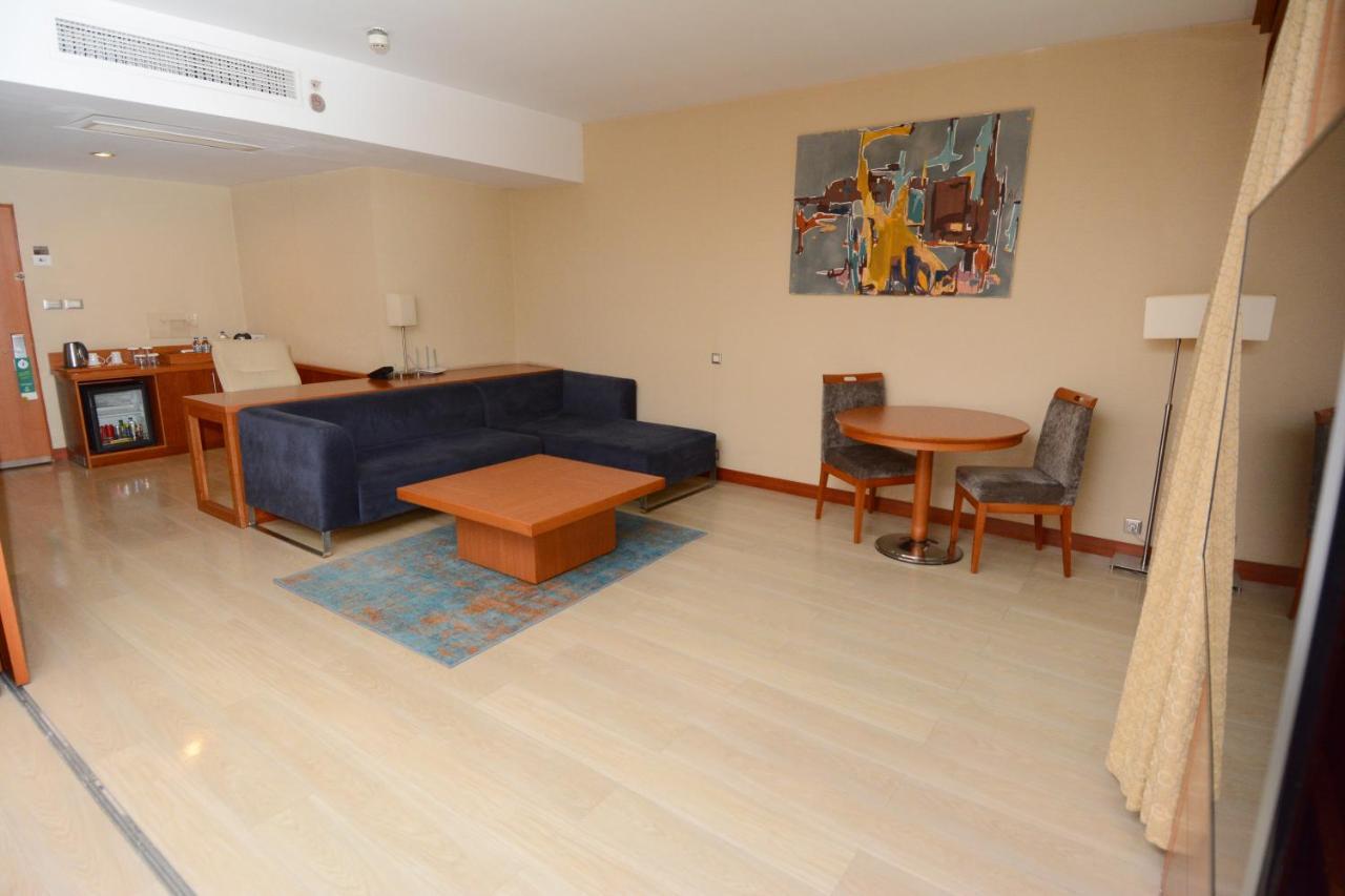 Holiday Inn Istanbul City By Ihg Kültér fotó A living room in a hotel