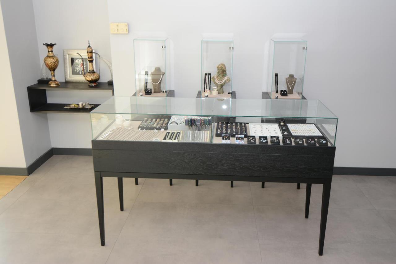 Holiday Inn Istanbul City By Ihg Kültér fotó A jewellery display case