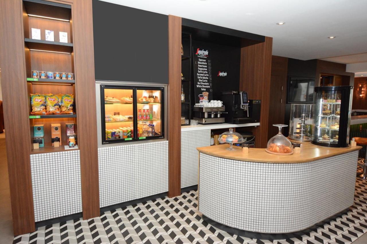 Holiday Inn Istanbul City By Ihg Kültér fotó The interior of a typical Starbucks
