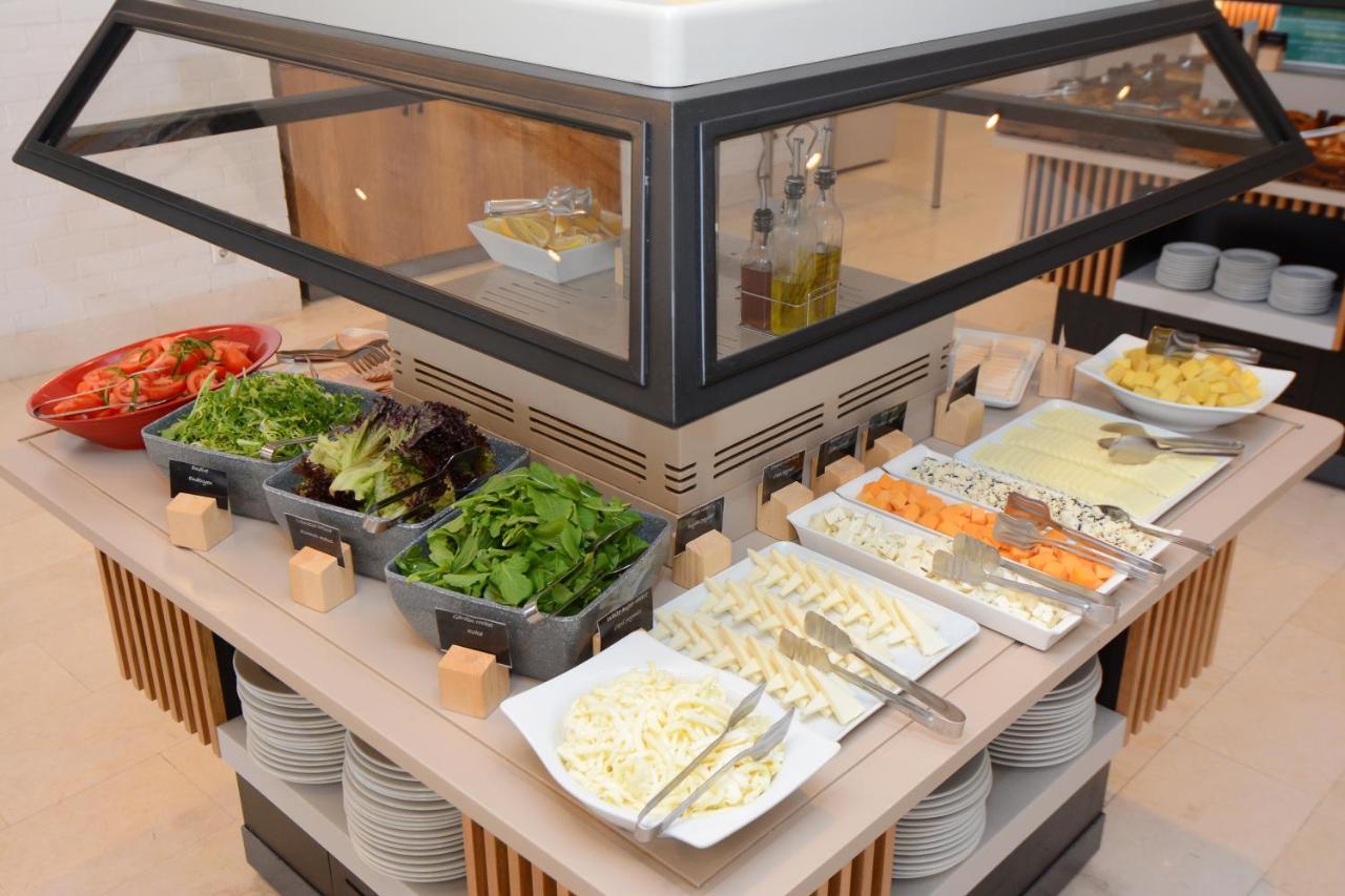 Holiday Inn Istanbul City By Ihg Kültér fotó A salad bar
