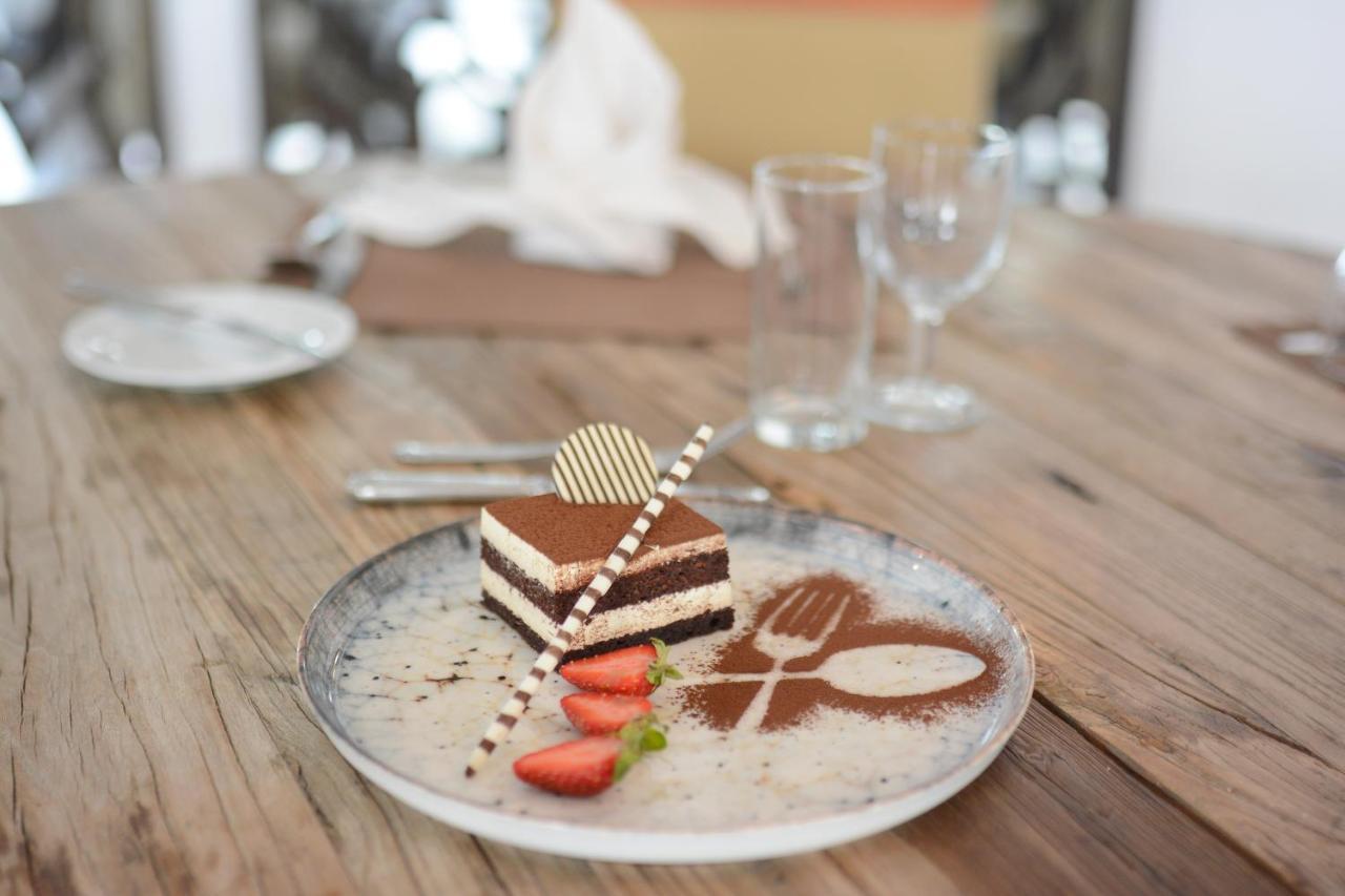 Holiday Inn Istanbul City By Ihg Kültér fotó A piece of tiramisu