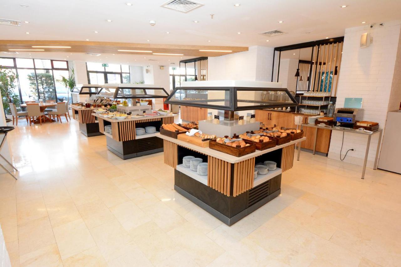 Holiday Inn Istanbul City By Ihg Kültér fotó A buffet at a hotel