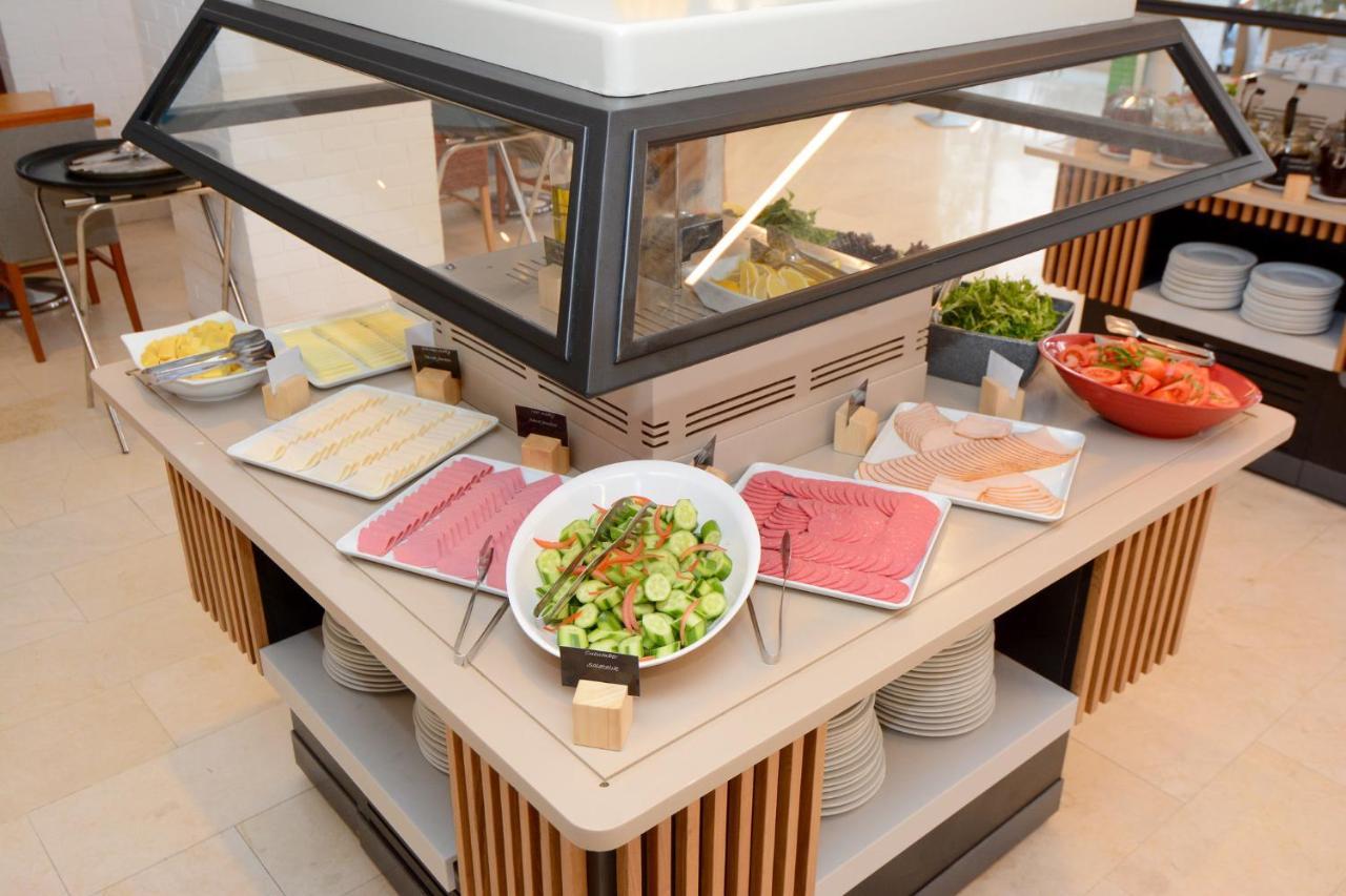 Holiday Inn Istanbul City By Ihg Kültér fotó A salad bar