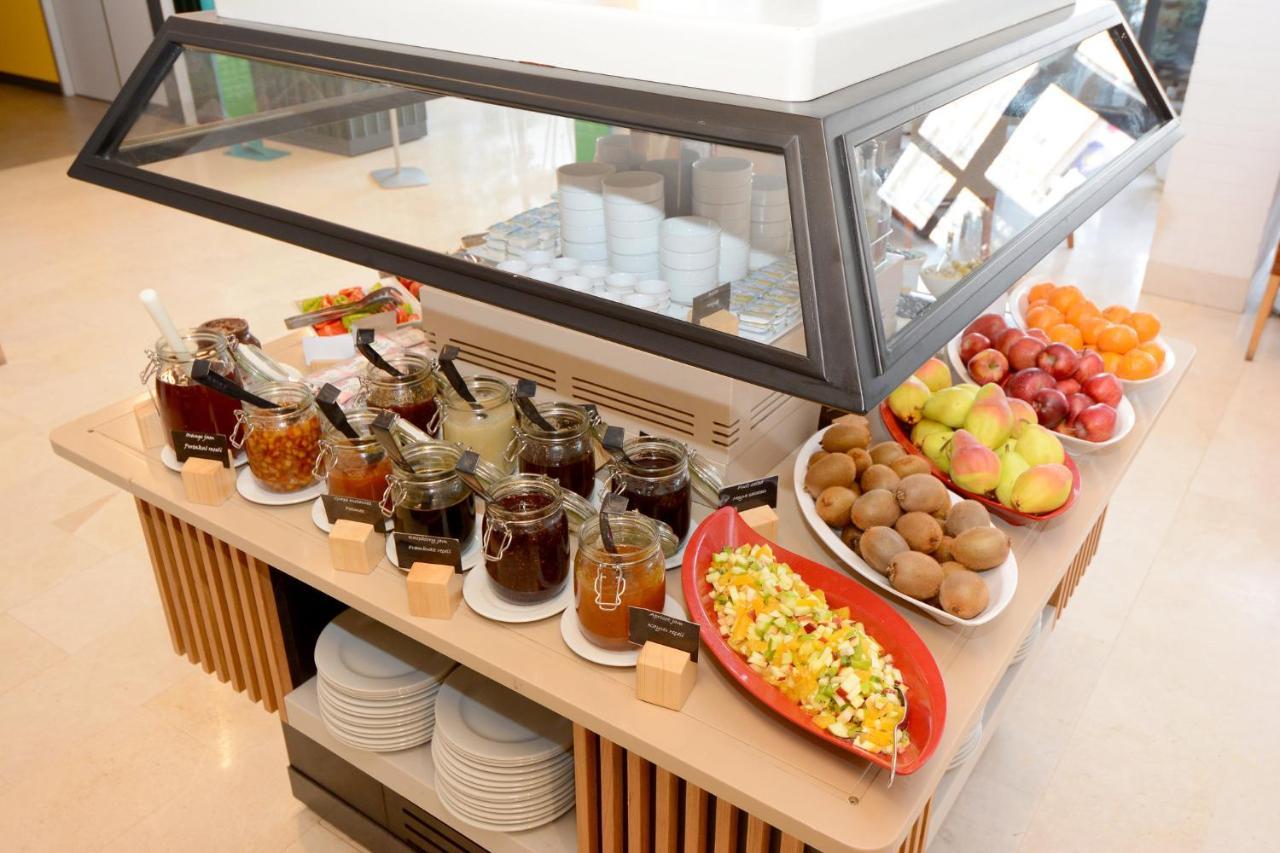 Holiday Inn Istanbul City By Ihg Kültér fotó A display case with food