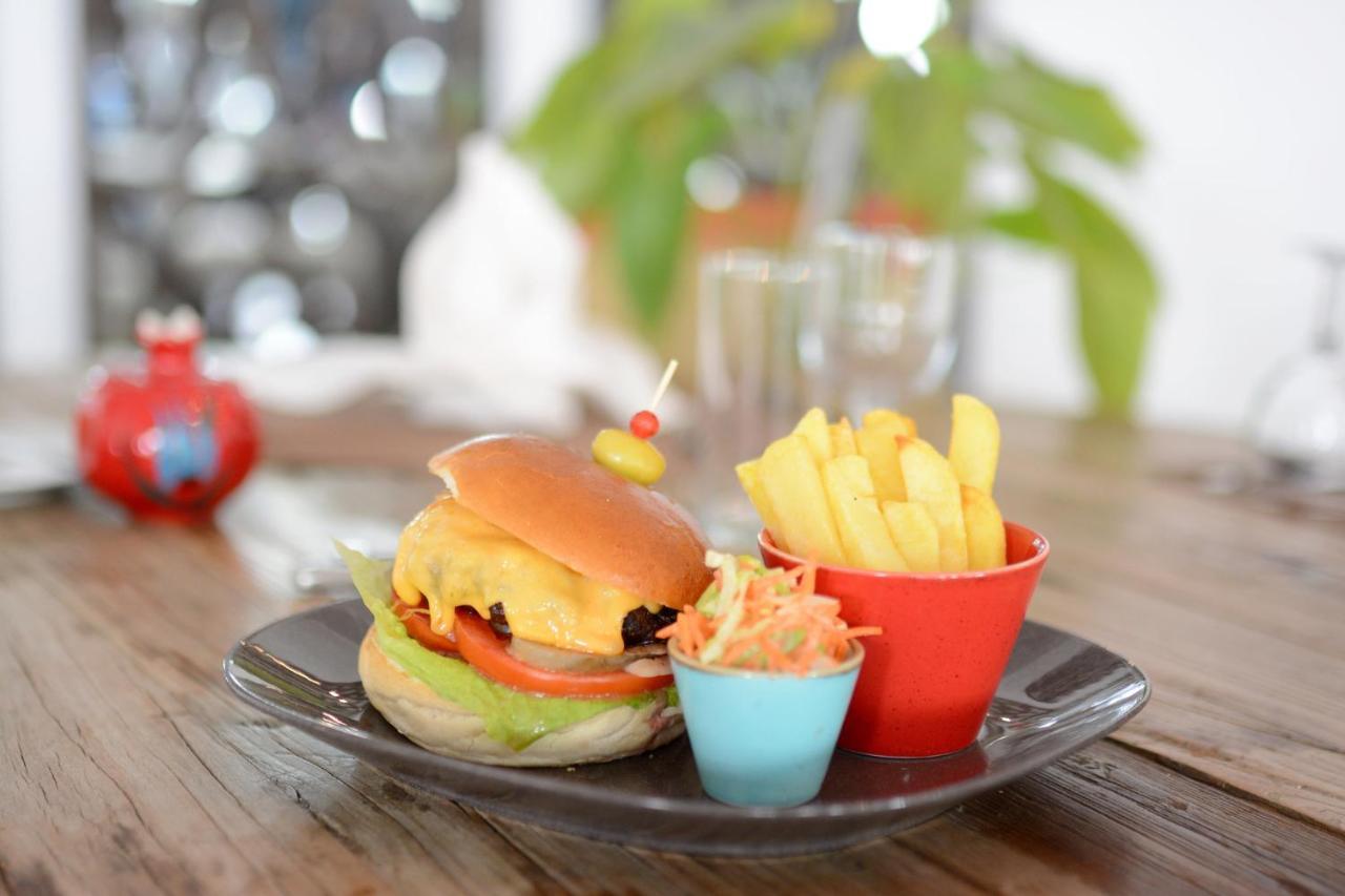 Holiday Inn Istanbul City By Ihg Kültér fotó A cheeseburger with chips and coleslaw