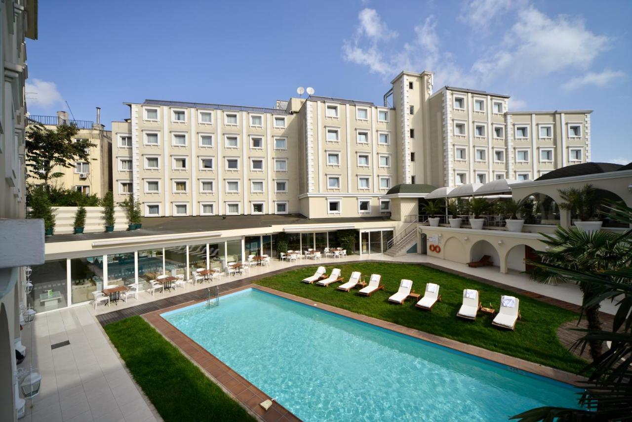 Holiday Inn Istanbul City By Ihg Kültér fotó The hotel's swimming pool